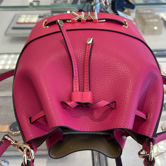 MICHAEL KORS 
Reed Md Pebbled Leather Bucket Bag Satchel Crossbody Handbag
NWT - Picture 11 of 16